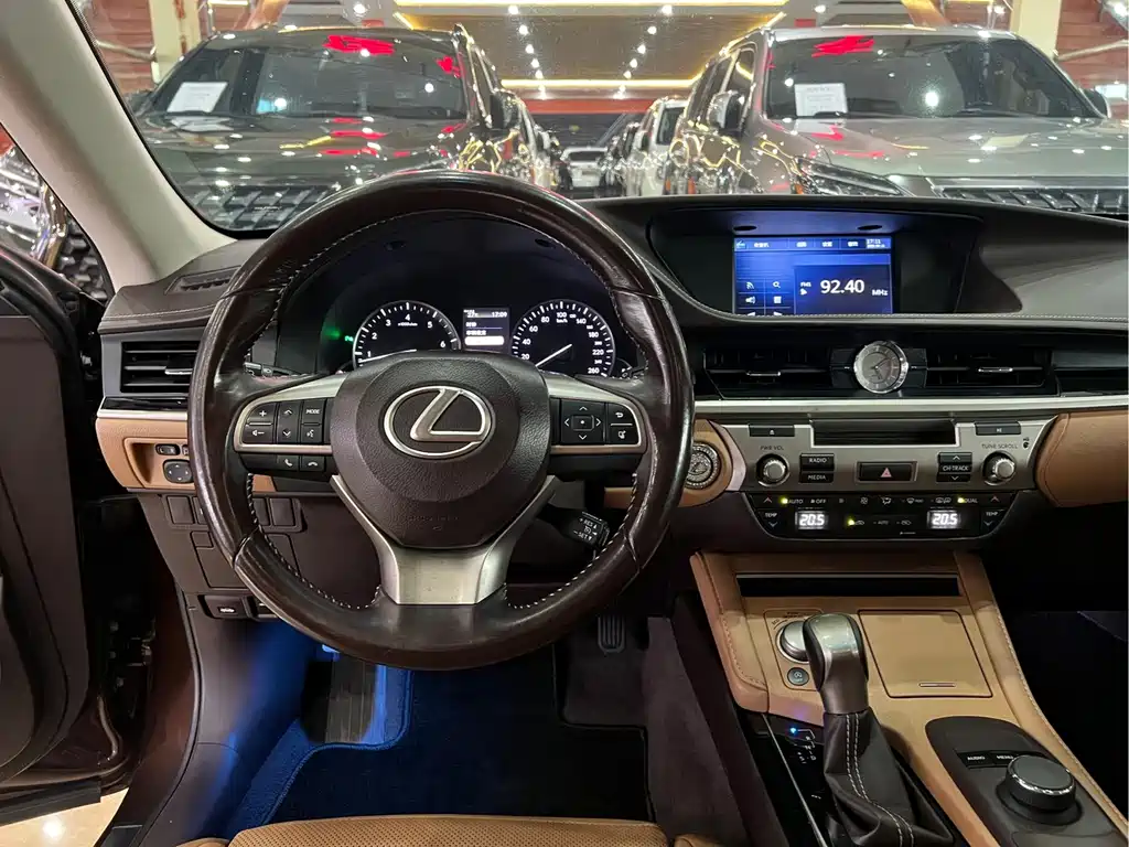Lexus ES 2015 — фото 10