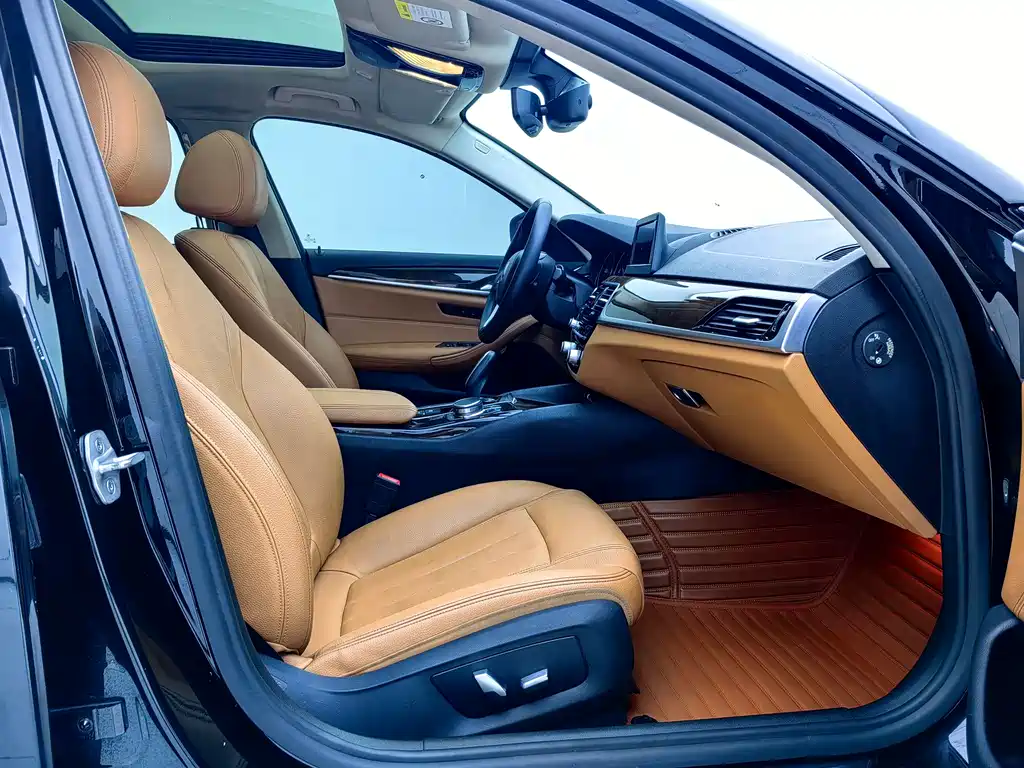 BMW 5 Series 2017 — фото 12