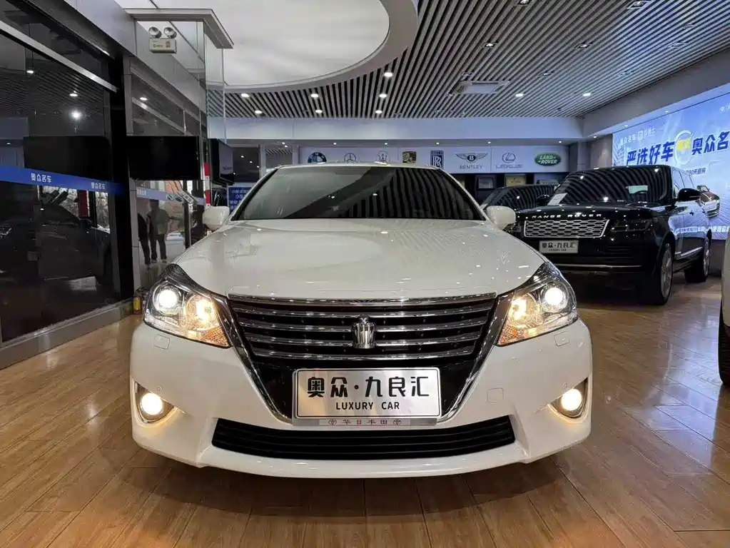Toyota Crown 2015 — фото 2