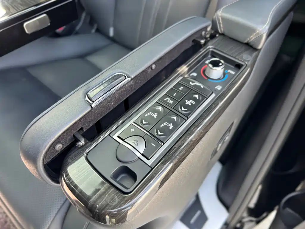 Lexus LM 2023 — фото 16