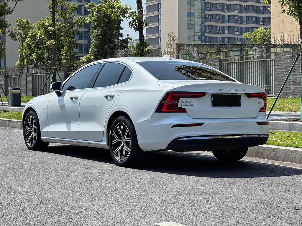 Volvo S60 2024 — фото 15