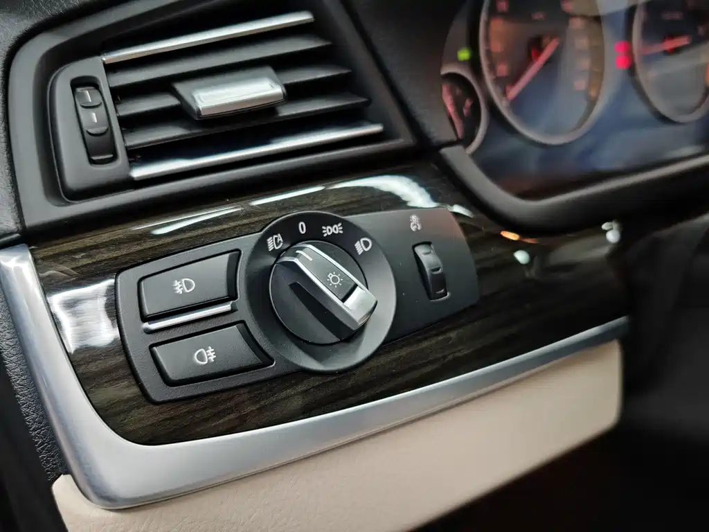 BMW 5 Series 2015 — фото 24