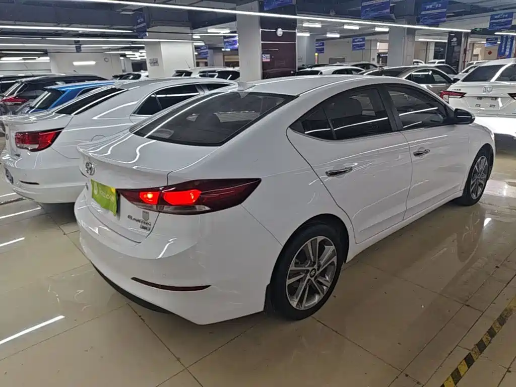 Hyundai Elantra 2018 — фото 7