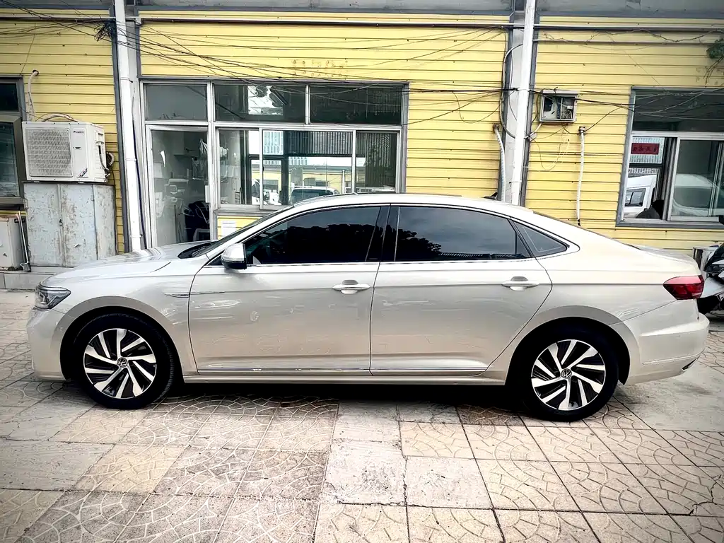 Volkswagen Passat PHEV 2022 — фото 8