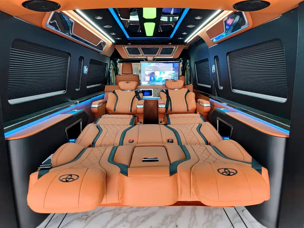 Toyota Hiace 2025 — фото 12