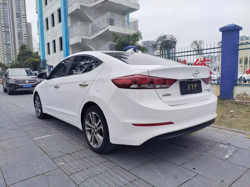 Hyundai Elantra 2017 — фото 8