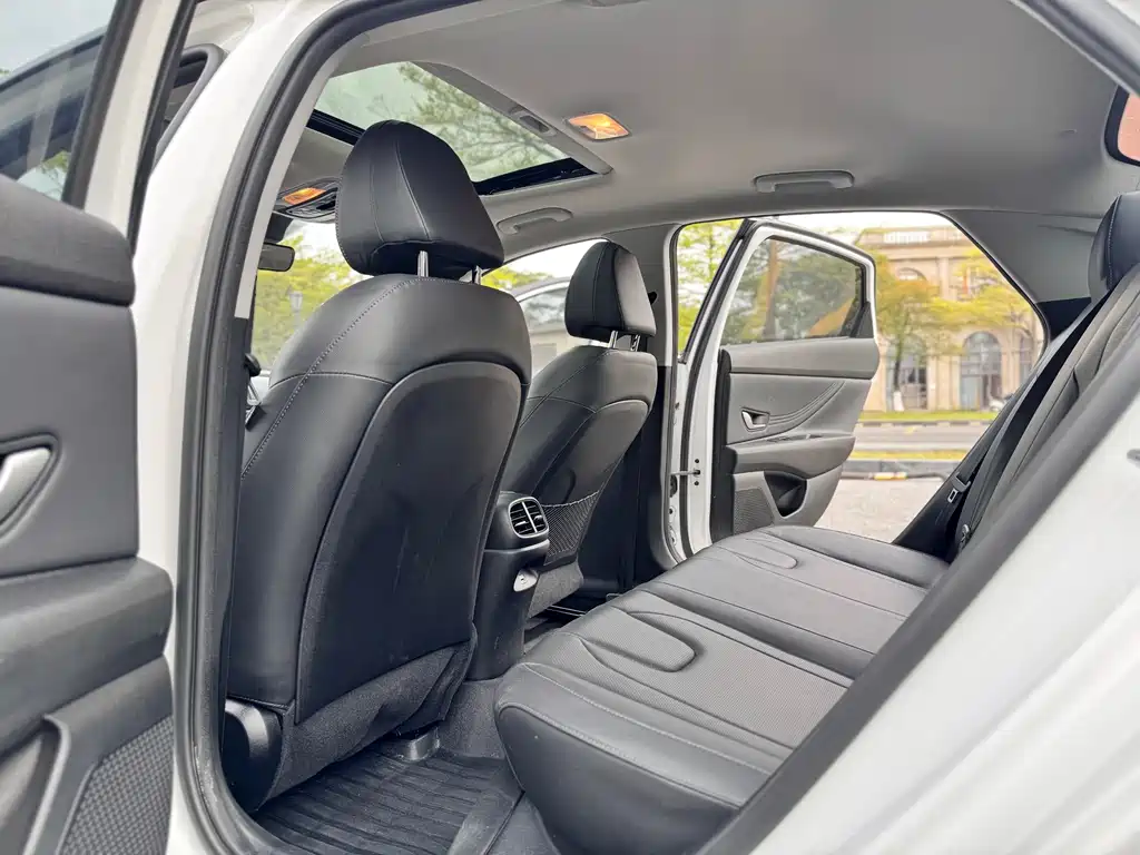 Hyundai Elantra 2023 — фото 17