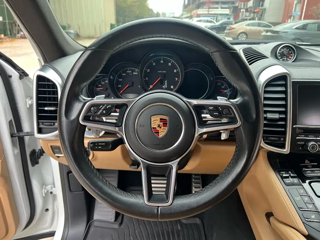 Porsche Cayenne 2016 — фото 12