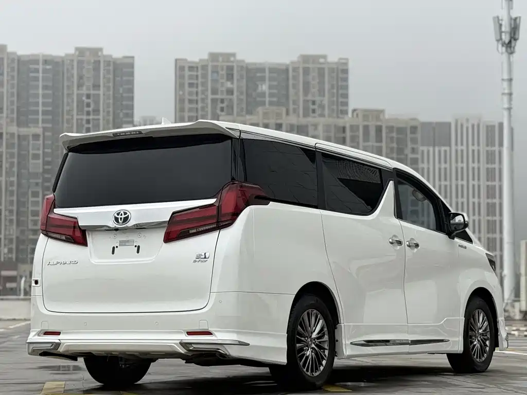 Toyota Alphard 2023 — фото 13