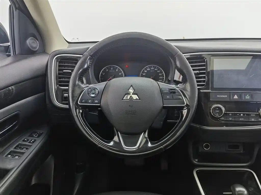 Mitsubishi Outlander 2018 — фото 11