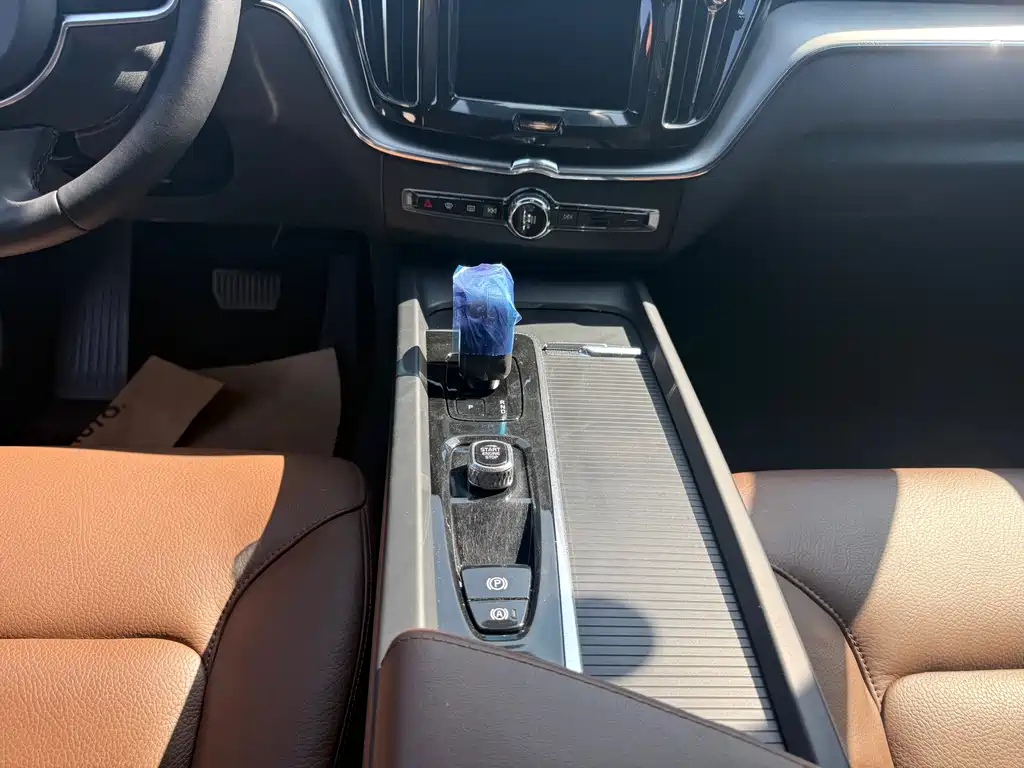Volvo XC60 2023 — фото 14