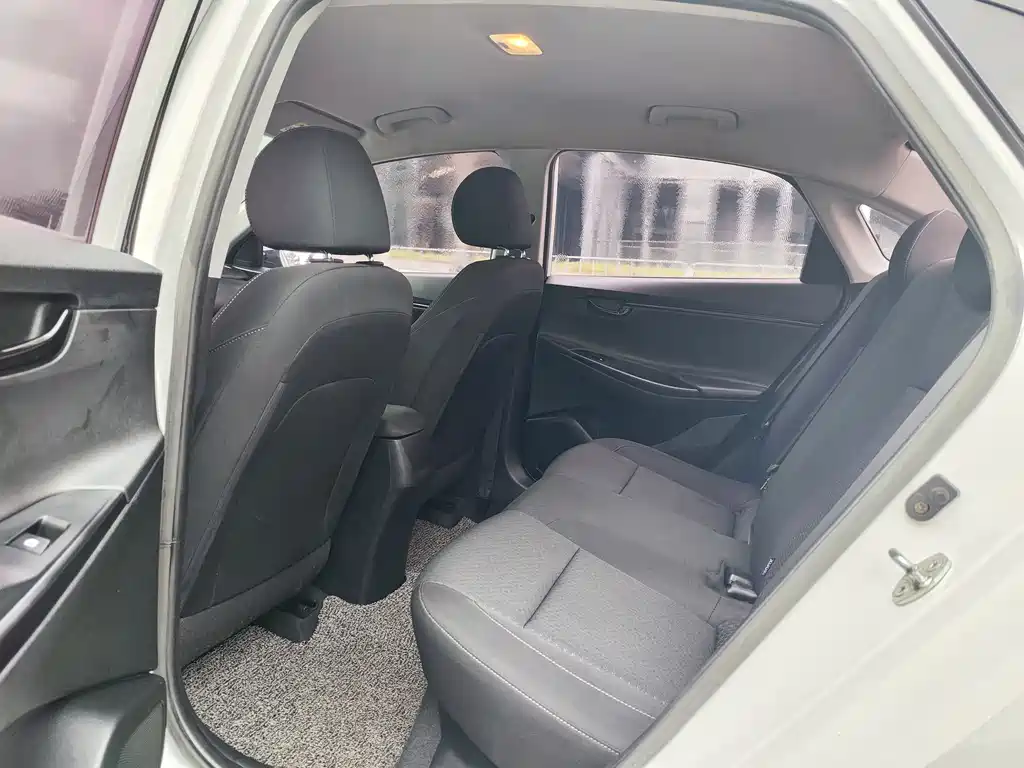 Hyundai Elantra 2018 — фото 10