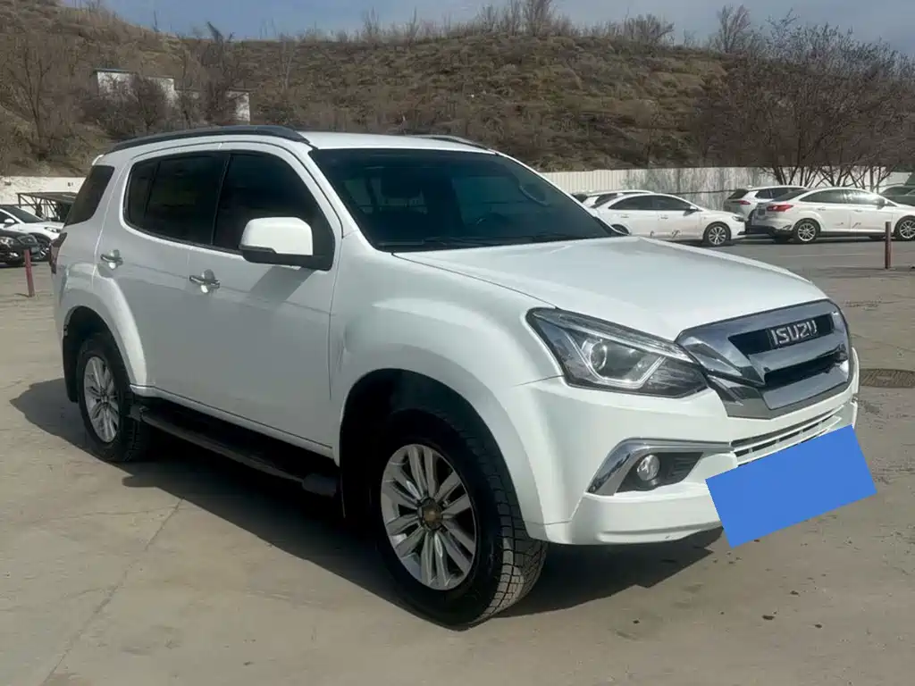 Isuzu MU-X 2023 — фото 1
