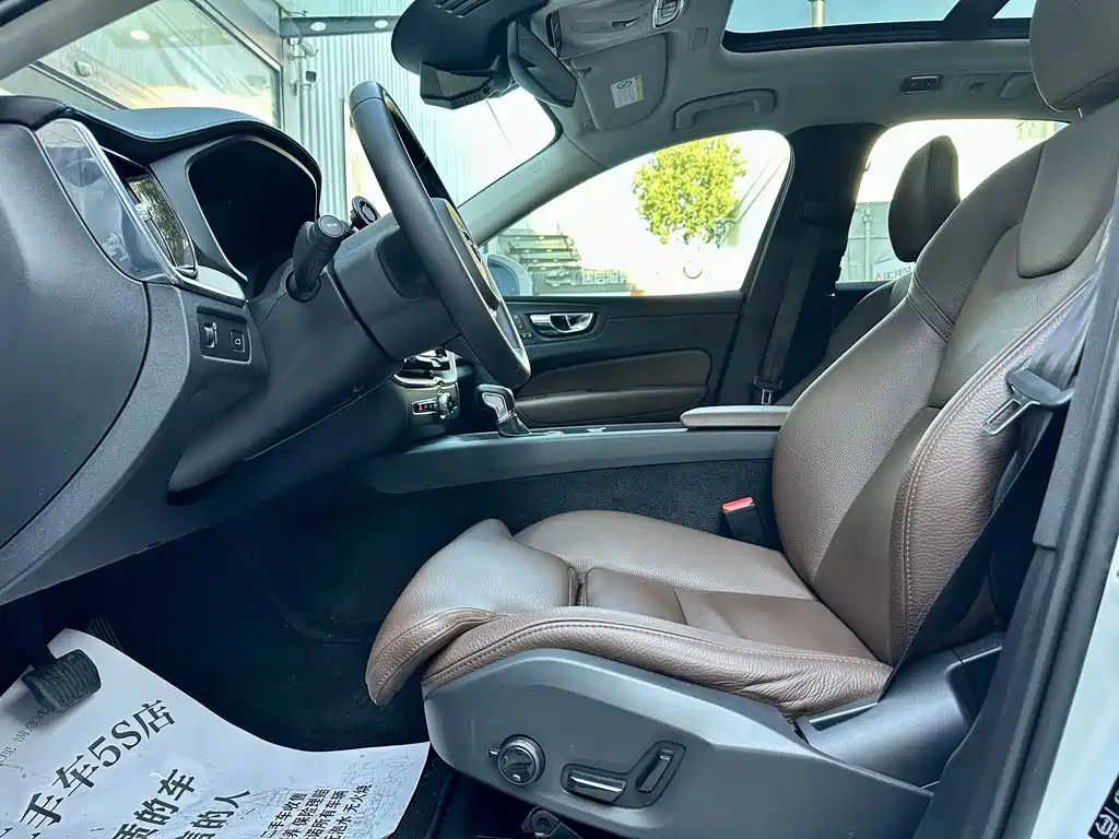 Volvo XC60 2019 — фото 10