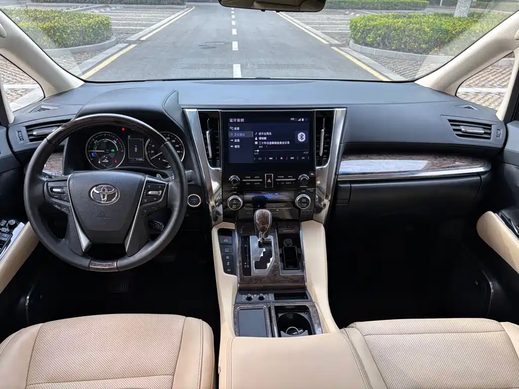 Toyota Vellfire 2023 — фото 10