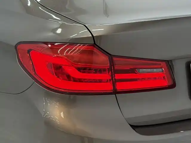 BMW 5 Series 2019 — фото 16