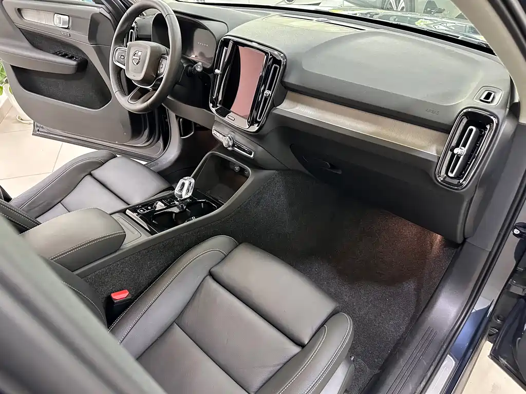 Volvo XC40 — фото 16