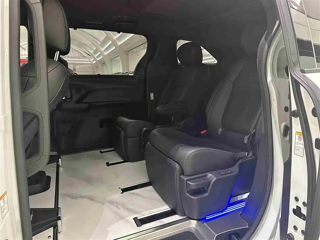 Toyota Sienna 2023 — фото 12