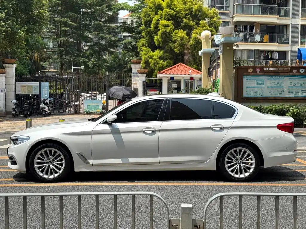 BMW 5 Series 2019 — фото 17