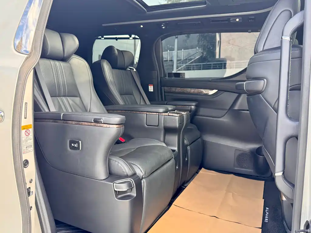 Toyota Alphard 2022 — фото 10