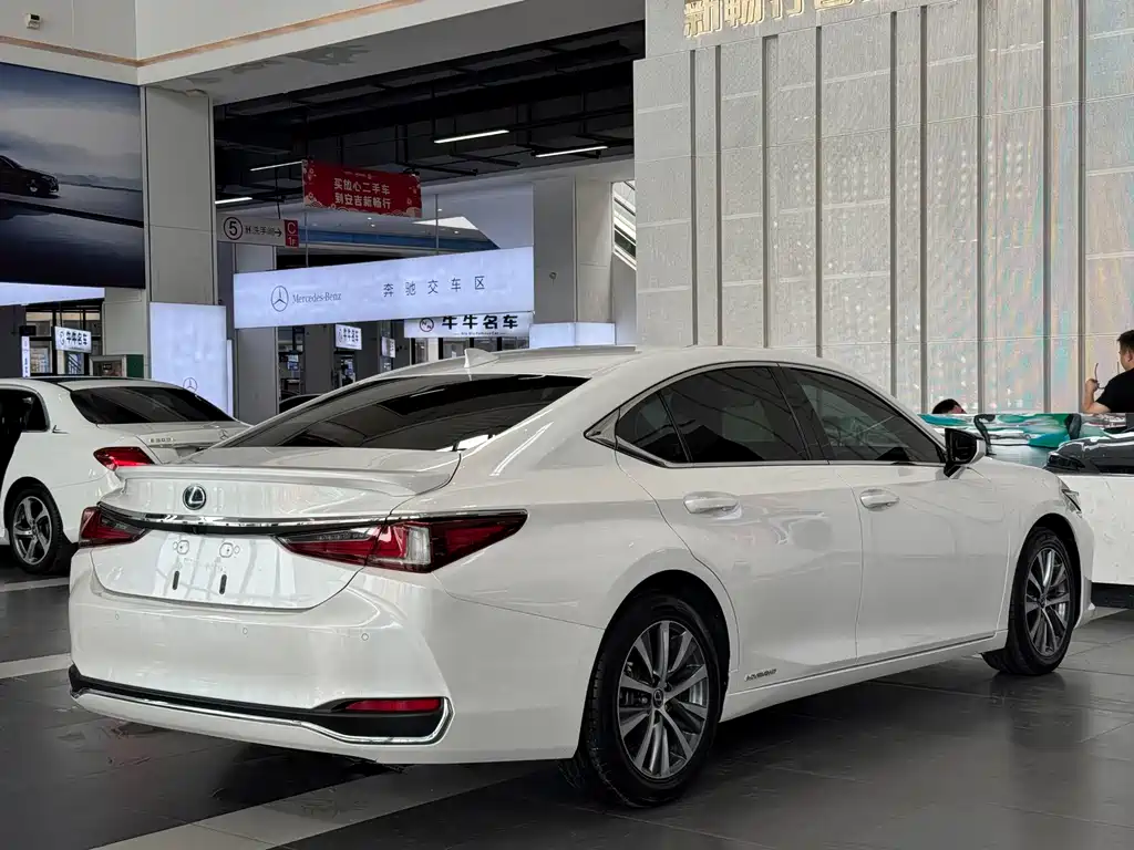 Lexus ES 2018 — фото 4
