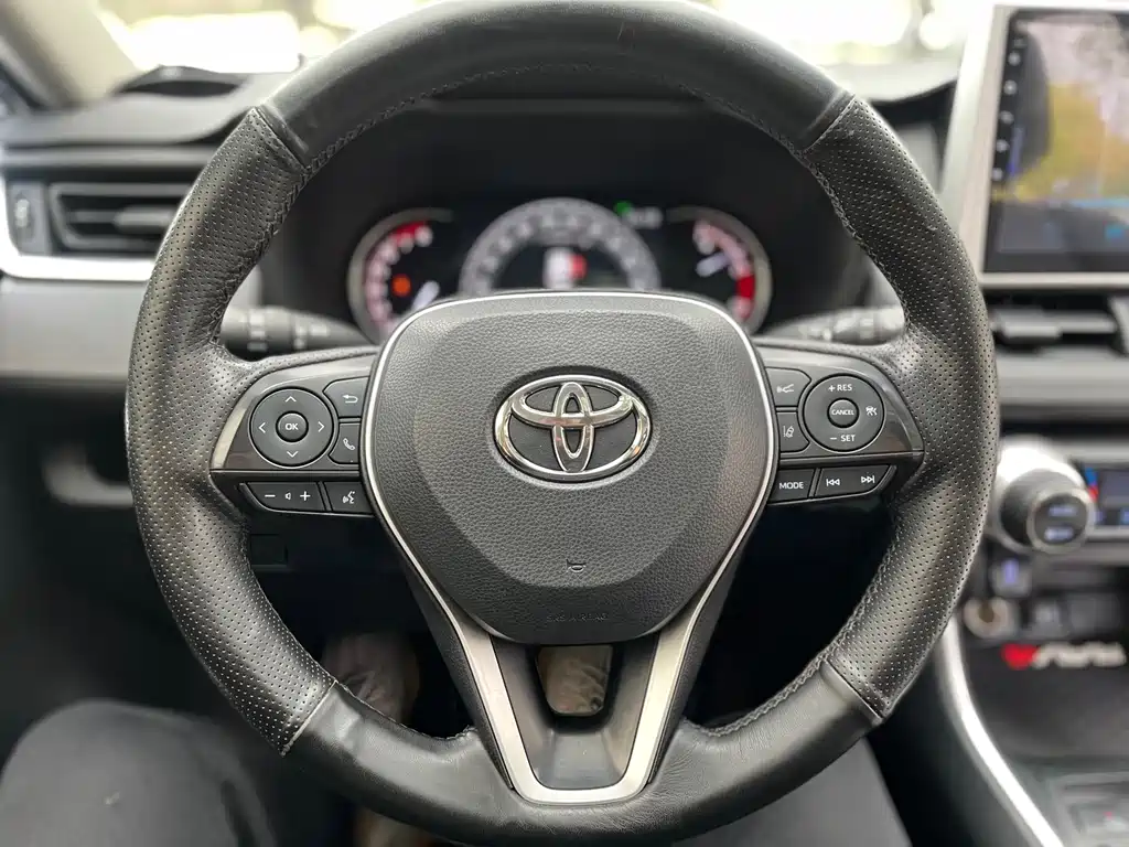 Toyota RAV4 2022 — фото 13
