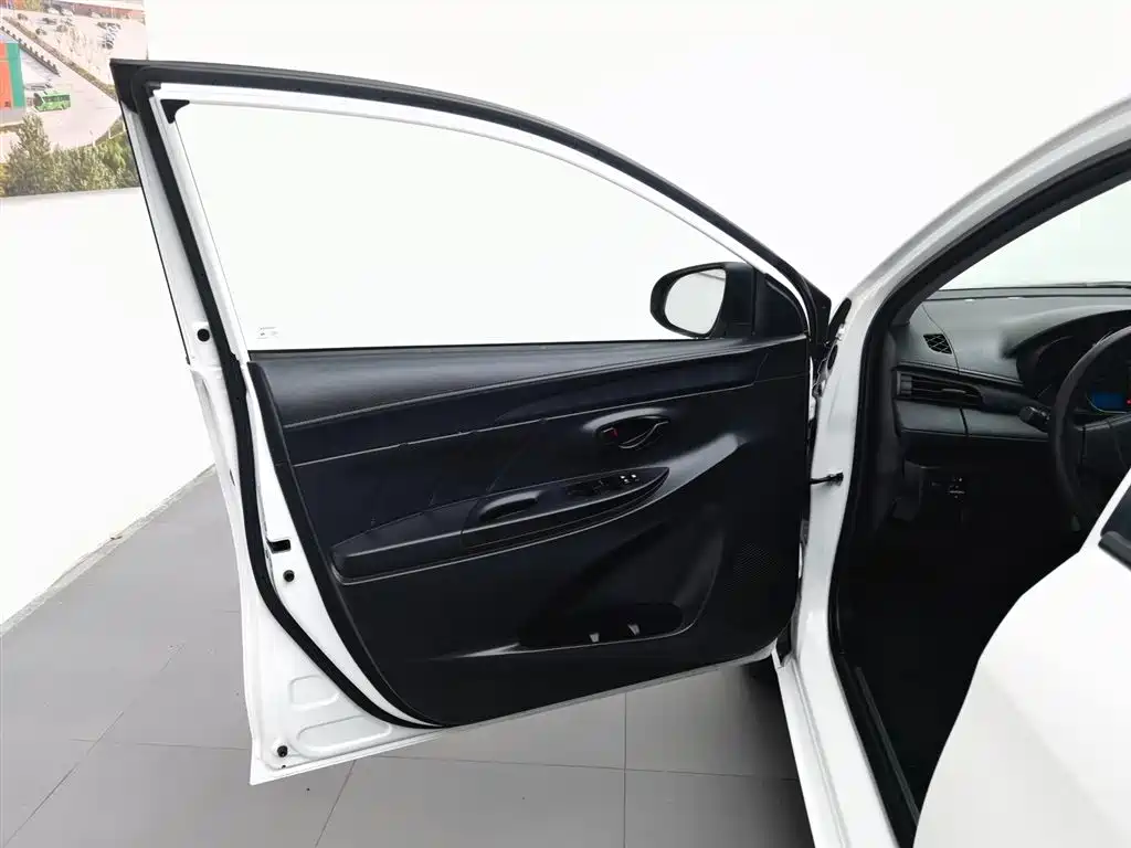 Toyota Yaris L 2019 — фото 16