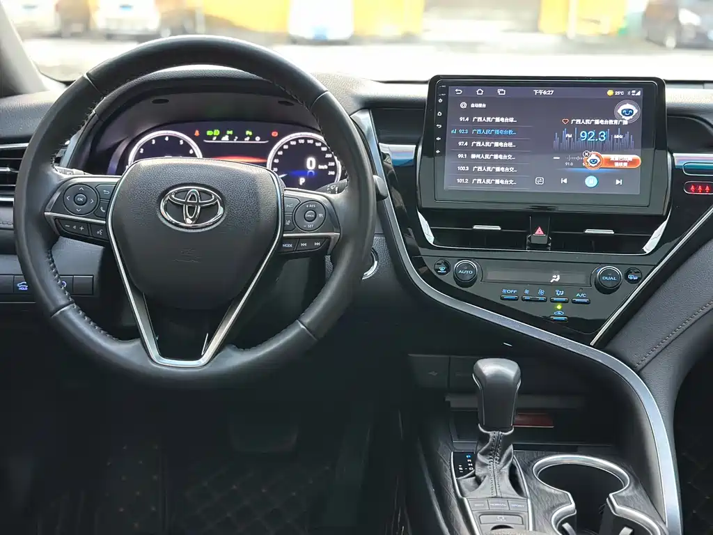 Toyota Camry 2023 — фото 21