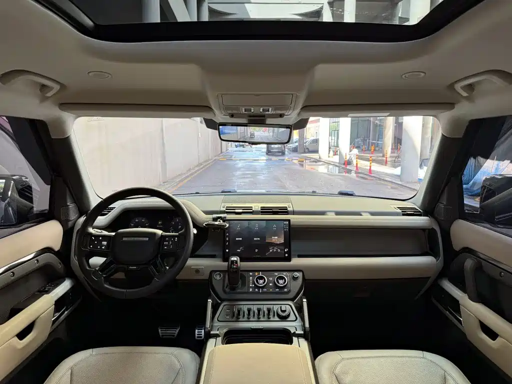 Land Rover Defender 2023 — фото 11