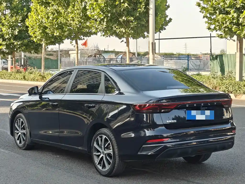 Geely Emgrand 2022 — фото 11