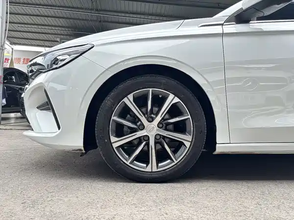 Geely Emgrand 2023