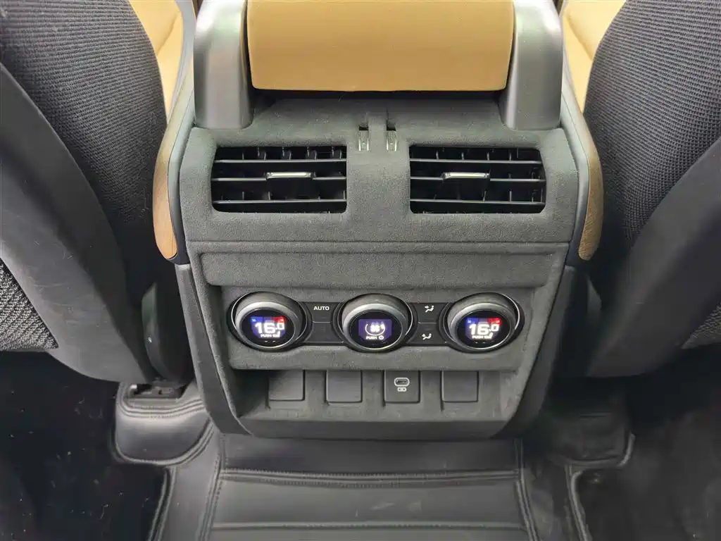 Land Rover Defender 2023 — фото 11