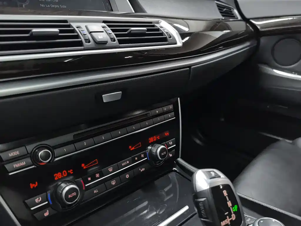 BMW 5 Series GT 2011 — фото 11