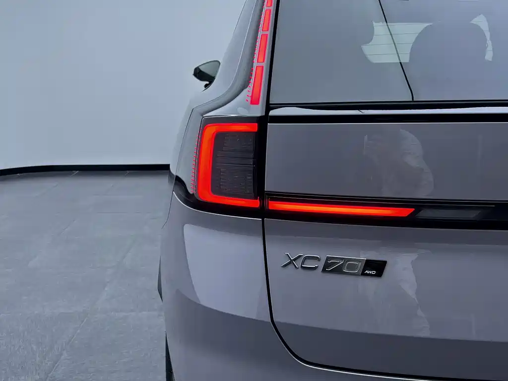 Volvo XC70 Plug-In Hybrid 2025 — фото 6