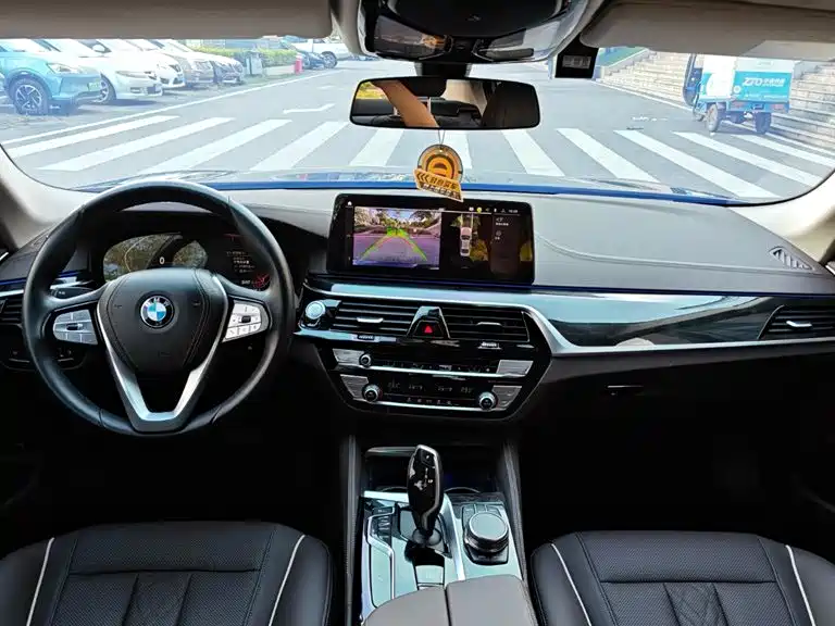 BMW 5 Series 2023 — фото 10
