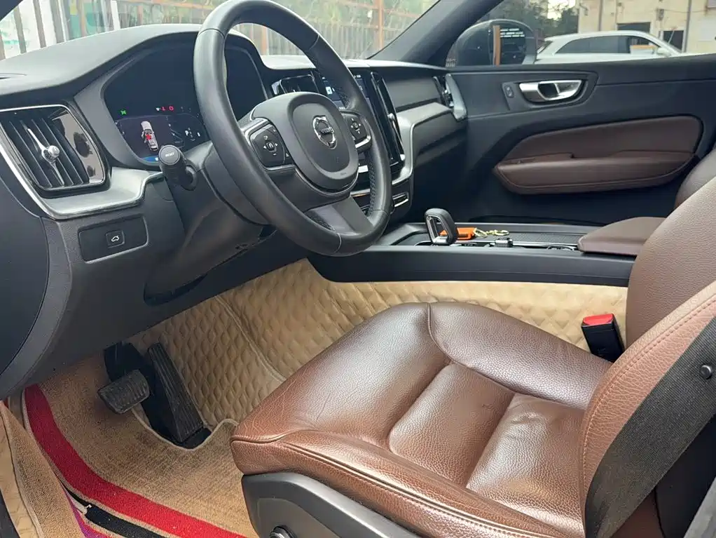 Volvo XC60 2022 — фото 24