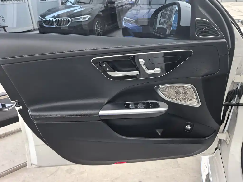 Mercedes-Benz C-Class 2023 — фото 19