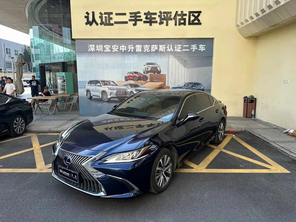 Lexus ES 2020 — фото 1