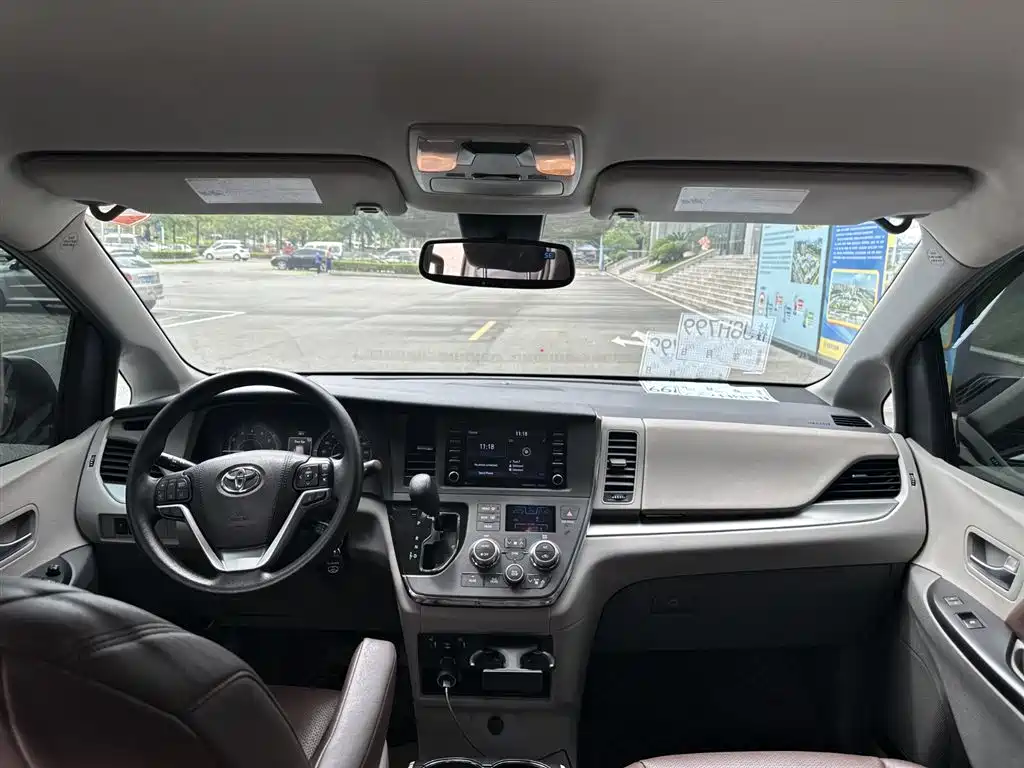 Toyota Sienna 2018 — фото 13