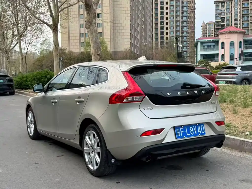 Volvo V40 2017 — фото 7