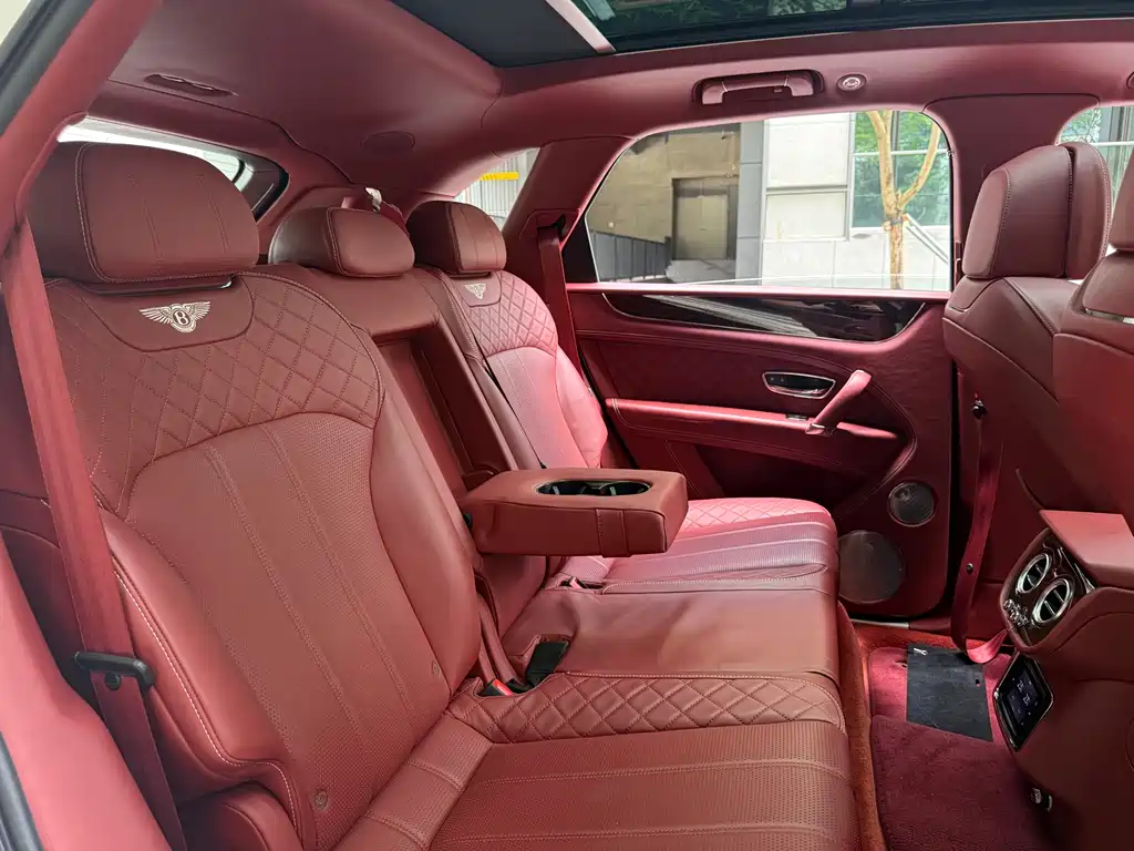 Bentley Bentayga 2016 — фото 13