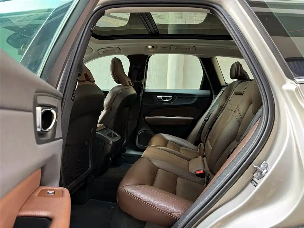 Volvo XC60 2020 — фото 10