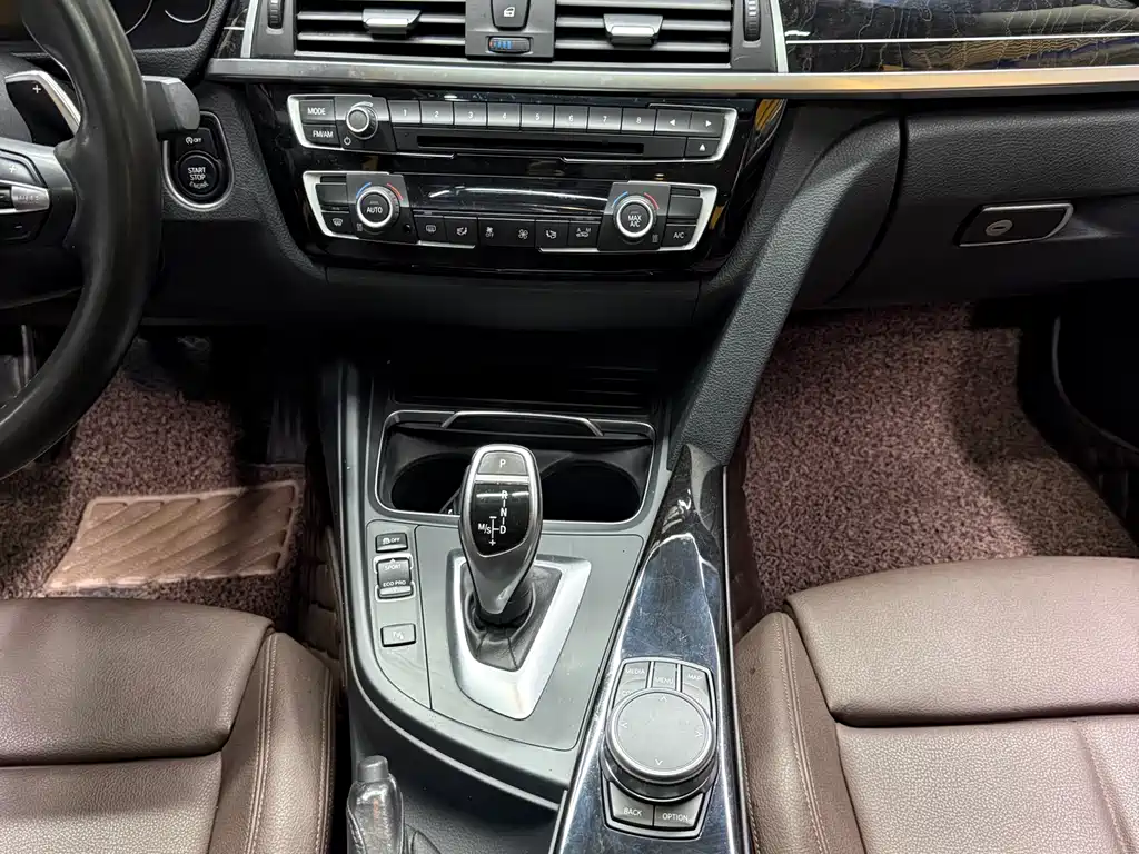 BMW 3 Series 2018 — фото 12
