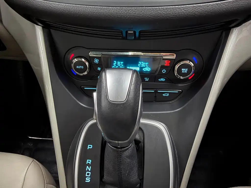 Ford Kuga 2013 — фото 11