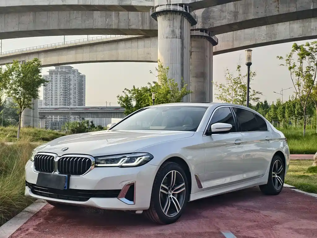 BMW 5 Series 2021 — фото 1
