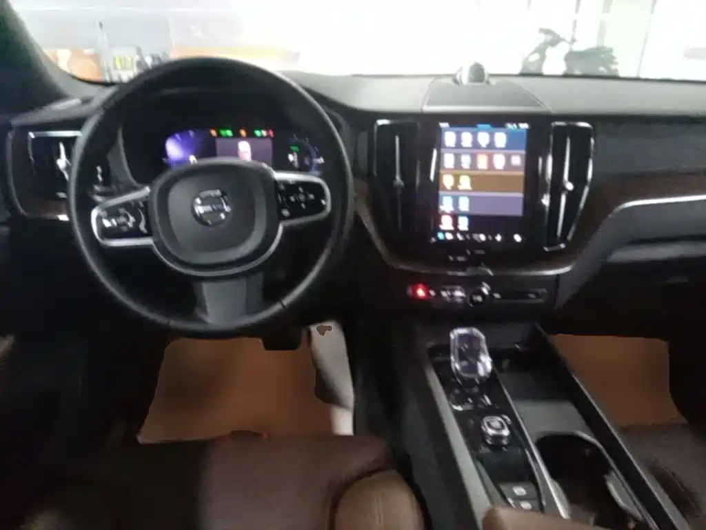 Volvo XC60 Plug-In Hybrid 2024 — фото 11