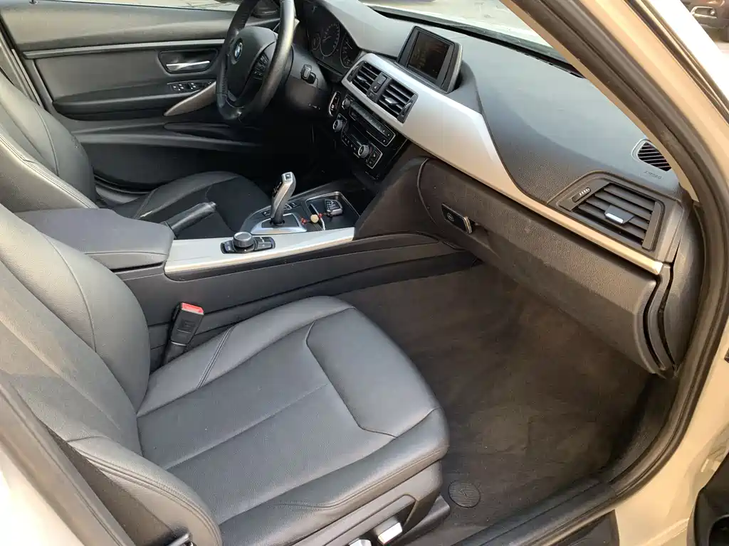 BMW 3 Series 2016 — фото 19
