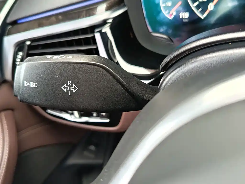 BMW 5 Series 2019 — фото 15