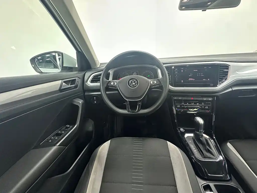Volkswagen T-Roc 2023 — фото 11
