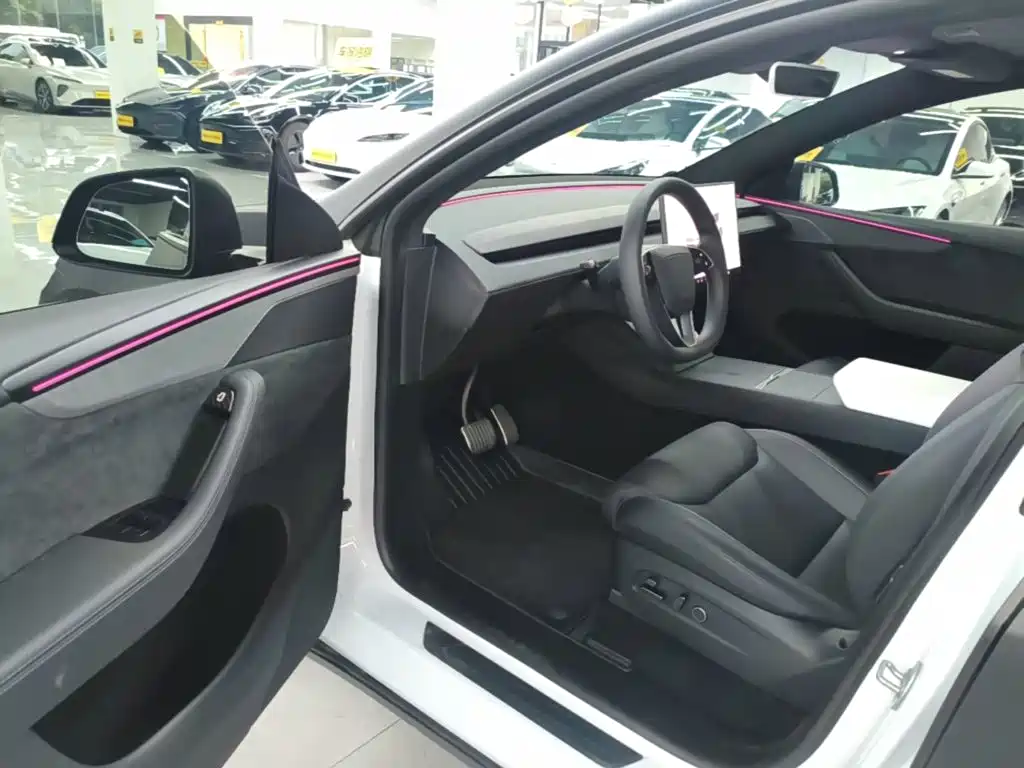 Tesla Model Y L 2025 — фото 16